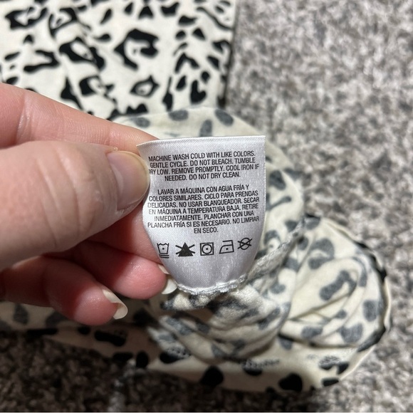 Jaclyn Smith Women’s Leopard Cheetah Long Sleeve Blouse Soft Large - Picture 6 of 7